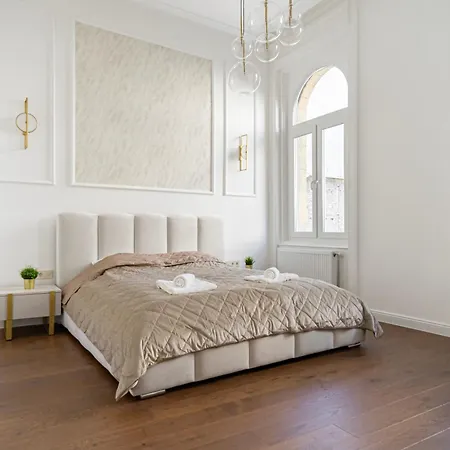 Luxurious N' Elegant Opera In The Heart Of Apartment