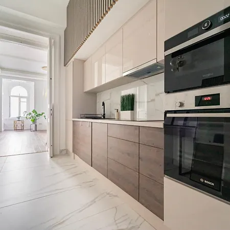 Luxurious N' Elegant Opera In The Heart Of Apartment *