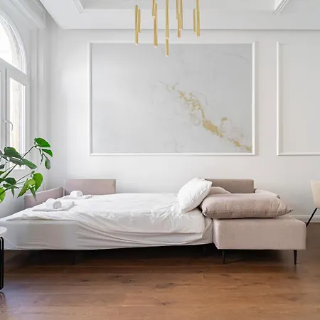 Luxurious N' Elegant Opera In The Heart Of Apartment *