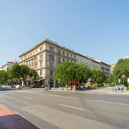 Luxurious N' Elegant Opera In The Heart Of 부다페스트
