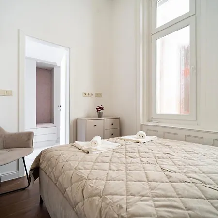 Luxurious N' Elegant Opera In The Heart Of Apartment