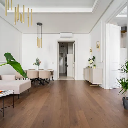 Luxurious N' Elegant Opera In The Heart Of Apartment *