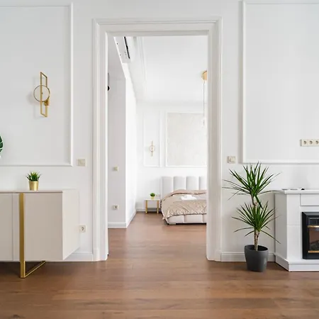 Luxurious N' Elegant Opera In The Heart Of Apartment *