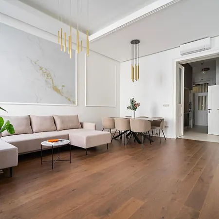 Luxurious N' Elegant Opera In The Heart Of