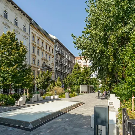 Luxurious N' Elegant Opera In The Heart Of Apartment *