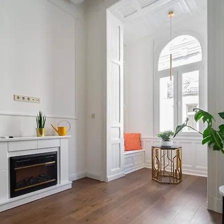 Luxurious N' Elegant Opera In The Heart Of Apartment *