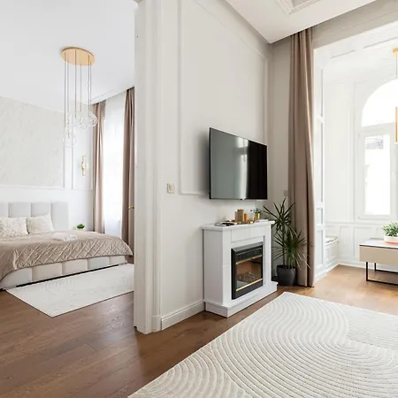 Luxurious N' Elegant Opera In The Heart Of Budapest