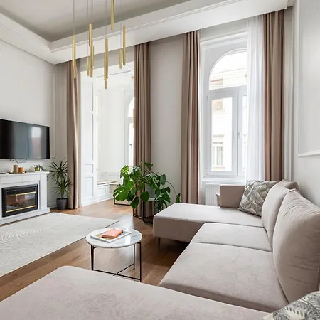 Luxurious N' Elegant Opera In The Heart Of Apartment Budapest