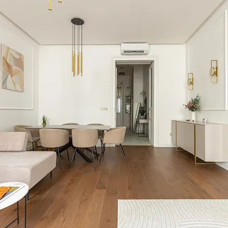 Luxurious N' Elegant Opera In The Heart Of Budapest